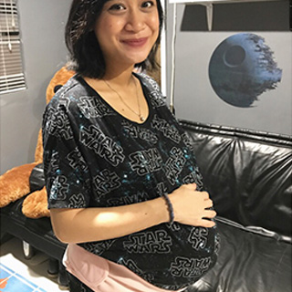 As i said before, krl jd transport sehari2 aku buat ke kantor. Jalan kaki ke peron yg dulu biasa aja, pas hamil jadi ngos2an berasa bawa bola rasa barbel di perut (yups, ive gained 17 kilos). Tipikal hamilku yg cm gede di perut bikin perut makin menjadi2 turunnya. Akhirnya, pake maternity belt @mooimom.id & ngerasain bgt perut barbel ini jd lbh enteng, ga terlalu turun, & yg jelas jd jauuuuhhh lbh nyaman buat jalan2 (agak nyesel juga ngga dr jaman hamil muda pake ginian) Bhnnya elastis, adjustable & steady kl dipake. Buat para ibu hamil wajib punya ini, bantu banget mengurangi beban hidup & bs dipake pasca lahiran jg. thankyou @mooimom.id for creating this magic belt.
