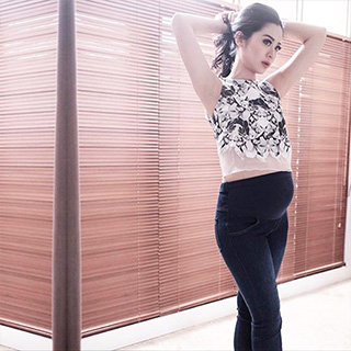 So in love with my new maternity jeans from MOOIMOM. Its stretchy, comfy, and can be adjusted on our belly.