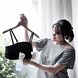 Sebetulnya Pumping Bra ini nggak cuma cocok untuk para Busui yang seringkali harus memompa susu sambil menyusui, sambil ngetik tugas kantor, sambil nyiapin makanan, atau seribu satu pekerjaan lainnya. Corong pompaan bisa disangkutin, jadi tangan nggak pegel megangin botol pompa selama pumping. Kedua PD bisa dipompa barengan sekaligus sementara kedua tangan bisa bebas, bisa gendong Alita, mau istirahat, mau ngerjain hal lain, silahkan! Resiko botol jatuh atau isinya tumpah pun jauh lebih kecil, karena tertahan bra nya. Brillian! Sekarang aja sering mompa sambil dandan hihi. Get this amazing Pumping Bra from @mooimom.id