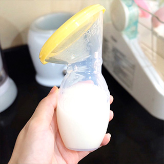 Produk dari @mooimom.id ini fav aku bgt. Fungsi utamanya sebenernya utk milk saver agar tdk ada asi yg terbuang, ini kelebihannya ga berisik kaya pompa elektrik jd aman nih kalo anak2 udh bobo ga akan terganggu, ada tutupnya jg jd ga akan tumpah2, kalo dibawa2 pergi jg praktis bgt ga hrs bawa kabel2,selang2 dll nya yg ada di pompa elektrik, poin plus nih buat ibu2 kaya aku yg lelah cuci botol bekas pumping yg partnya banyak bgt, yg ini nyucinya gampang ga usah pake sikat cukup pake sponge aja, bisa masuk ke sterilizer juga karna karna 100% foodgrade silicone, BPA, PVC, Phthalate free jd aman ya!