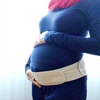Dokter saranin u/ jalan2 baiknya pakai maternity belt, selain aman jg buat mengurangi sakit pinggang. Akhrnya aku mulai cari-cari & pencarian berakhir di maternity belt @mooimom.id . Maternity belt ini bs diadjust sesuai dgn lingkar pinggang ibu & aku merasa lbh aman saat pakai maternity belt ini meski lg jln2 (biasanya perut bawah suka aku pegang tp sjk pake ini uda gak lg). Ajaibnya sakit pinggangku berkurang dibanding sebelumnya.