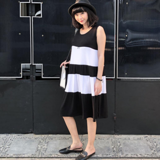 Nursing dress from @mooimom.id. Jd mama baru yg berusaha buat asi eksklusif agak repot pake baju, harus yg ada kancing depan kemana-mana. Aku tertarik sama nursing dressnya. Pertama karena warnanya monochrome, karena gampang nanti di mix n match sama baju lain biar nggak bosen. Dibagian depannya ada sleting yg lumayan lebar kiri kanannya, jadi gampang buat pumping. Thank you @mooimom.id