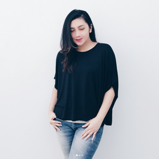 ketemu lah nursing cover keren yang bentuknya kaya batwing top gini.. modelnya lebar nutup sampe belakang jadi amaaann ga gampang kebuka, bahannya surprisingly juga sangat nyaman, lembut dan ademmm.. selain itu juga stylish, bisa sekalian jadi outer aja gitu kalo lg jalan2.. totally recommended.. mama jadi mau kumpulin semua warna nih.