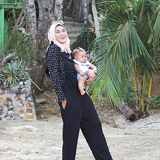 Wearing comfy jumpsuit from @mooimom.id , ini sebenarnya jumpsuit hamil, tapi bisa dipakai sampai sesudah hamil dan menyusui. Me love their products ! Keren, lengkap, with affordable price, Thank you !
