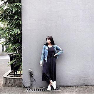 Sporting @mooimom.id nursing dress in navy ( the super soft fabric is sooo comfortable, dilengkapi bukaan dengan retsleting dibalik ruffles di dada untuk akses menyusui)