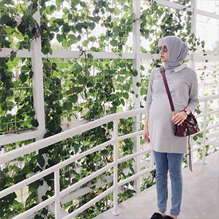 Im a casual person, sukaaa bgt pake jeans, untung sekarang banyak yaa jeans buat hamil jd bisa pake walopun perutku udah gedee. Punya MOOIMOM paling enak banget deh~