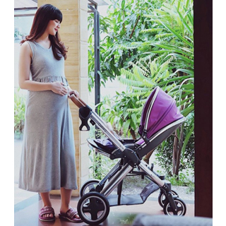 Maternity dress by @mooimom.id. Dress-nya bisa dipakai untuk menyusui juga. Serba simple tapi modis! Big Thanks!