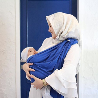 Hari ini aku pakai gendongan instan dari @mooimom.id bersahabat banget buat si kecil dan aku karena bahan nya yang nyaman dan tidak gerah