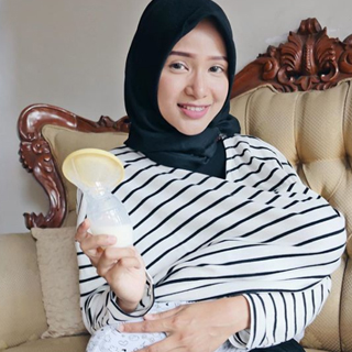 Salah satu penemuan terkece menurutku. Product satu ini bener-bener memudahkan para ibu menyusui. Kenapa? Karena kita ga perlu capek2 pumping yang sering menghabiskan waktu. Breast pump ini cukup ditempel ke PD disaat kita menyusui. Jadi 1 PD dikasih ke anak, 1 PD ditempelin siy silicone breast pump ini. Nah ajaibnya beneran langsung ketampung tuh ASI yg tadinya kebuang pas lg LDR. Alhamdulillah tanpa harus repot2 pumping atau merah, dapet deh ASI buat disimpen. Ahh bahagia deh pokoknya sama product 1 ini.