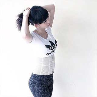 Siapa blg org kurus abis lahiran langsung kurus lagi. Perutnya gk bisa boong abis lahiran. Pas bgt corset dr @mooimom.id ini buat sehari hari,buat semangat balikin perut jd kempes lagi,aku pilih yg breathable boned corset yg texturnya bolong bolong biar gk terlalu panas kalo pake seharian. Yg breathable corset ini ada 2 macem yg long sm gak, yg ini bukan yg long,kalau yg long lmyn agak panjang hampir ke pinggul gitu. Semangat kancingin korset biar makin hari makin deket jaraknya