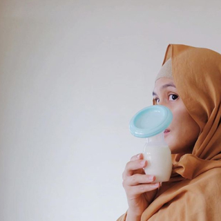 Ini salah satu benda yang sekarang selalu dibawa kalo pergi-pergi... Silicon breast pump @mooimom.id
Pentiiing bangeet dan gue sangaat suka cara kerjanya. Breastpump manual rasa elektrik hahaha .. Gak perlu khawatir kehabisan batre atau bikin tangan pegel.. Tinggal tempel, ASI nya netes sendiri, #HandsFree Bisa berfungsi juga nampung LDR daripada mubazir.. tetes demi tetes begitu berarti 😁 lumayaan niih 100-120ml. Setelah itu pindahin ASIP ke plastik or botol kaca, Sampe rumah bawa oleh-oleh deeehh...