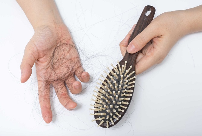 Menghilangkan rambut rontok secara alami dapat dilakukan dirumah dengan bahan-bahan yang sederhana. Yuk hemat perawatan salon Moms!