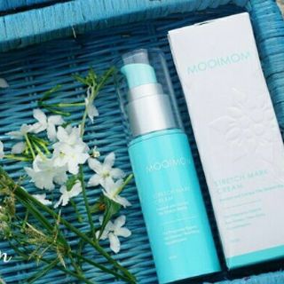 Setelah melahirkan empat kali sisa-sisa stretchmark masih ada terutama sih yang bekasnya terlalu dalam, itu kalau diraba terasa sekali. Kebetulan sekarang saya lagi mencoba stretchmark cream MOOIMOM, creamnya lembut banget, teksturnya tidak kental, baunya juga tidak menyengat.
