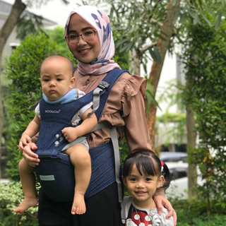 Setelah liat sana sini….saya ketemu sama hipseat carrier dari @mooimom.id yang super ringan dan empuk banget ! (karena sempet kepikiran, berat ga ya kalo punya baby carrier yang ada hipseat nya itu) , setelah liat dari packaging-nya no wonder lah ringan, karena bahannya 100% pure cotton. Selain itu ketika dicoba, hipseat carrier ini juga mudah dipakai karena punya velcro adjustable waistband yang dapat disesuaikan dengan postur tubuh kita.