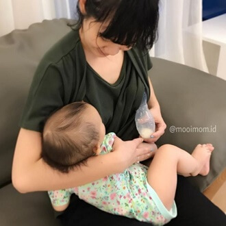 Pas nyoba pompa ASI Mooimom, ternyata gampang bgt tinggal di pencet botolnya dan lgsg nempelin ke PD , dengan otomatis ASI nya netes ke dlm botol, begini ASI nya uda ga terbuang percuma di pad. Lumayan loh netes2 terkumpul jg skitaran 20-40 ml ASI.. bayangin slama ini kl ASI netes yg terbuang uda sebanyak apa coba.
