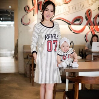 Kebahagiaan anakku itu hal yang paling penting buat aku. Lihat dia senang dan tersenyum bikin aku juga bahagia. Excited banget sekarang aku dan Gwyneth bisa pake baju kembaran dan tampil kompak dengan baju dari Mooimom! Selain bahannya yang super lembut, modelnya juga menggemaskan :)