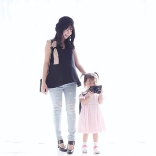 Skinny ripped maternity jeans aku bisa mommies temukan di @mooimom.id yang merupakan brand dari UK. Banyak banget di website mereka barang2 keperluan ibu hamil. Ini sih yang paling aku suka untuk bumil, skinny ripped jeans.