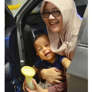 Paling enak deh kalau menyusui Kian di mobil, misalnya yang kiri buat direct bf, yg kanan dipasang silicon milk saver ini, saat dipasang bisa nempel plek gak copot2, tangan pun bisa bebas sambil ngelus2 Kian supaya cepet tidur. Saat Kian tidur, milk saver pun penuh. Ah, lega nya.. PD kosong tanpa banyak usaha hahaha. Terimakasih @mooimom.id telah membuat inovasi sekeren ini