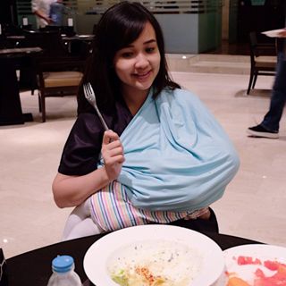 Ini nursing cover yang bisa buat aku tetep bisa free hand satu tangan. Gak keganggu pas aku mau makan banyak. Bahannya sukaaa banget! Mungkin ini semacam rayon, adem, super elastis, gak tembus pandang dan nyaman. Ringkes dan gak makan tempat di diapersbag nya fiolla. Super kecil ukurannya!