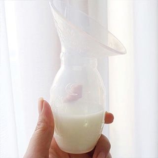 Siapa yang kalau lagi menyusui atau pumping eh ada asi yang keluar dari PD yang sedang tidak disusui dan bikin baju basah? Selain bikin baju basah, saya sih ngerasa sayang juga sama asi yang terbuang sia2 padahal buat dapetinnya perlu usaha (akan saya bahas nanti). Alhamdulillah dikirimin silicon breastpump dari @mooimom.id , manual breastpump yang bisa menampung asi biar ga tumpah kemana2. Thankyou @mooimom.id