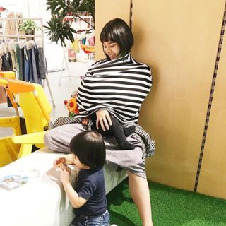 Aku selalu bawa Nursing cover yg multifungsi @mooimom.id bahannya lembut bgt ,motifnya aku sukaaa, tipis (gak see through ) nyaman , jadi baby ga pengap ,jadi aku & Trayega bisa menyusui sambil tetep main sama kaka Rainner.