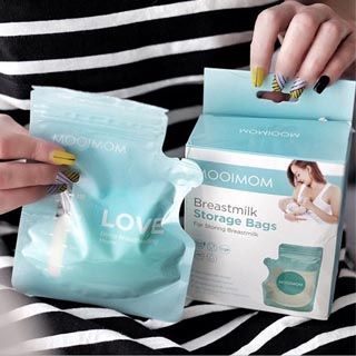 Ada banyak model tempat penyimpanan ASIP, biasanya berupa botol kaca atau kantong plastik seperti ini. Nah, yang kusuka dari Breast Milk Storage Bags keluaran @mooimom.id ini: kapasitasnya besar, bisa menyimpan hingga 250ml ASI.