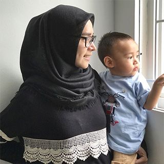 Khal di umurnya yg 16 bulan masih bgt ASI, masih nenen langsung, belum pernah icip dikasih asip, belum ada tambahan sufor, cuma iya selingan pas aku kerja ksh uht ultra mimi yg plain (ini bukan endorse ya) tapii kalo baju yg ibu pake iyesss endorse dong, karena @mooimom.id sangat mendukung busui makanya aku dikirimin baju menyusui spt yg aku pake. Doain ya Khal semoga ibu bisa sampe 2 tahun memberi Hakmu, yaitu ASI~