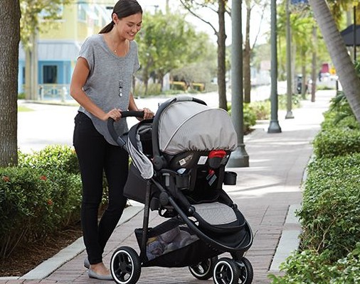 Bagi sebagian Moms, stroller atau kereta bayi merupakan salah satu benda yang perlu dimiliki. Dengan adanya stroller, orang tua umumnya akan merasa lebih mudah dan nyaman saat bepergian dengan si kecil. Meski begitu, tahukah Moms, mendorong stroller ten