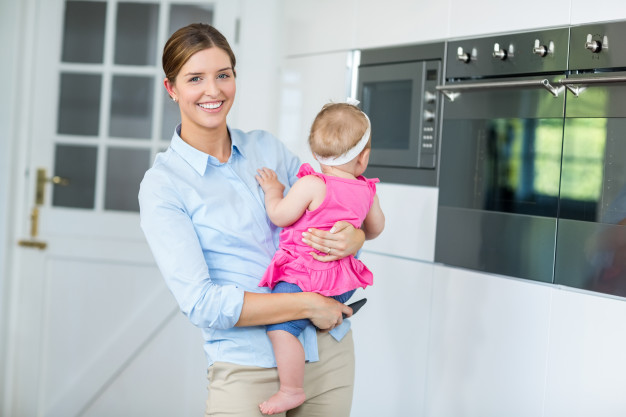 7 Aktivitas di Rumah yang Bisa Dilakukan Sambil Menggendong Bayi