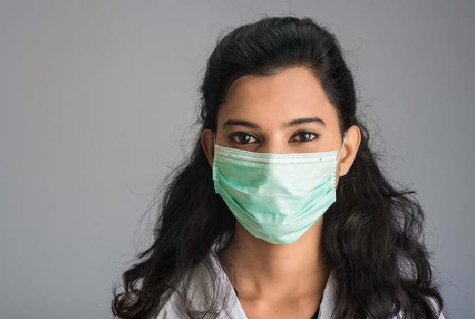 Moms, Ini Tips Melepas dan Membuang Masker Sekali Pakai
