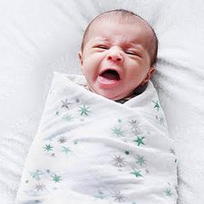Membedong Bayi, Apakah Masih Perlu ?