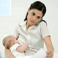 Menyusui Sambil Main Gadget? Hindari yuk Moms!