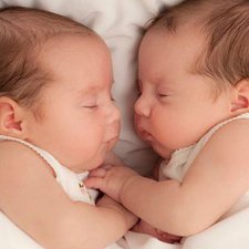 Mungkin Anda Hamil Anak Kembar! Ini Cirinya