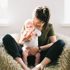 4 Langkah Sederhana Mengajarkan Bayi Duduk