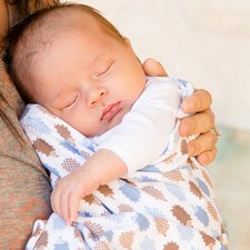 Membedong Bayi yang Aman