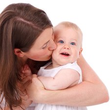 Tidak Boleh Menggendong Bayi Terlalu Sering? Apakah Benar?