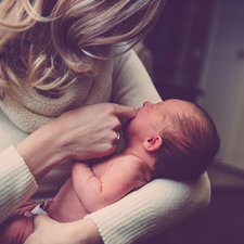 Mengatasi Kebiasaan si Kecil Menggigit Puting