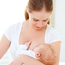 5 Tips Nyaman Menyusui Saat Si Kecil Mulai Tumbuh Gigi