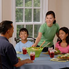 Mengajak Si Kecil Makan Di Restoran