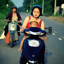 Bumil Naik Sepeda Motor? Bahayakah?
