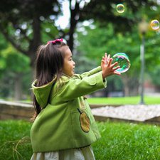 Mengajarkan Si Kecil Membereskan Rumah