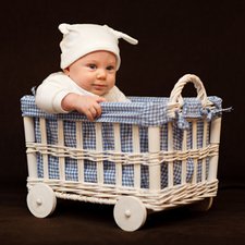 Melatih Si Kecil Duduk Sendiri