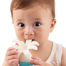 Bijak Mengoreksi Kebiasaan Bayi Memasukkan Barang Ke Mulut