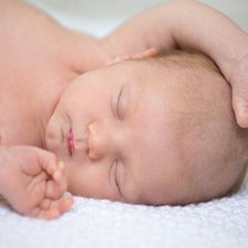 Trik Mengatasi Biang Keringat pada Bayi