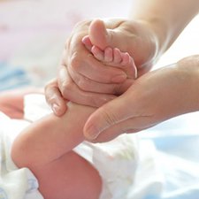 Moms, Yuk Pelajari Manfaat dan Cara Pijat Bayi yang Benar
