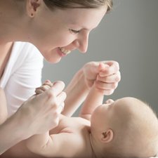 Moms, Yuk Kenali Bentuk dan Warna Kotoran Bayi