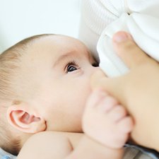 Bayi Kerap Menyusu Hanya pada Satu Payudara, In Cara Mengatasinya