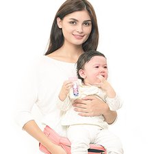 Cara Tepat Menggendong Bayi Sesuai Usia dengan Hipseat Carrier