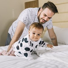 Moms, Ini Yang Harus Dilakukan Ketika Bayi Jatuh dari Tempat Tidur