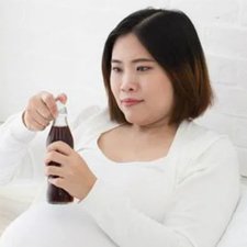Moms Ini Dia Bahaya Minum Soda Saat Hamil